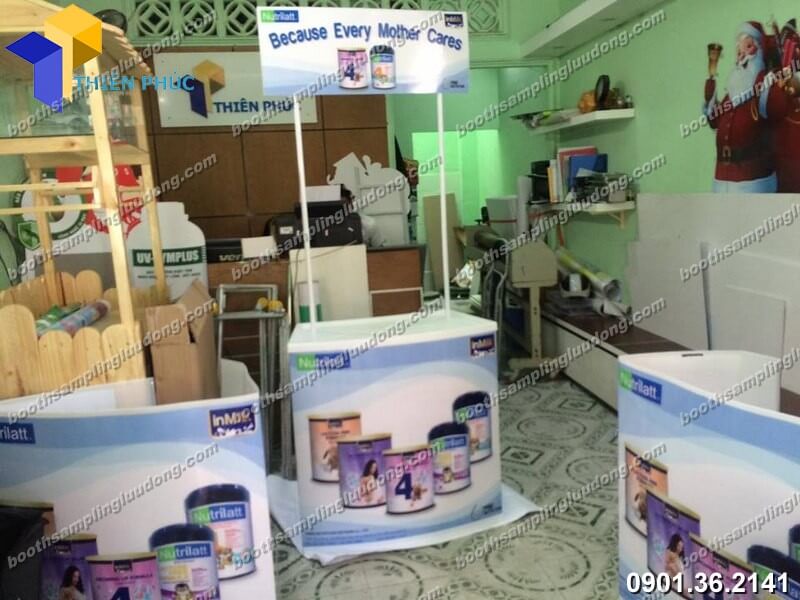 cung cap booth nhua sieu thi.jpg
