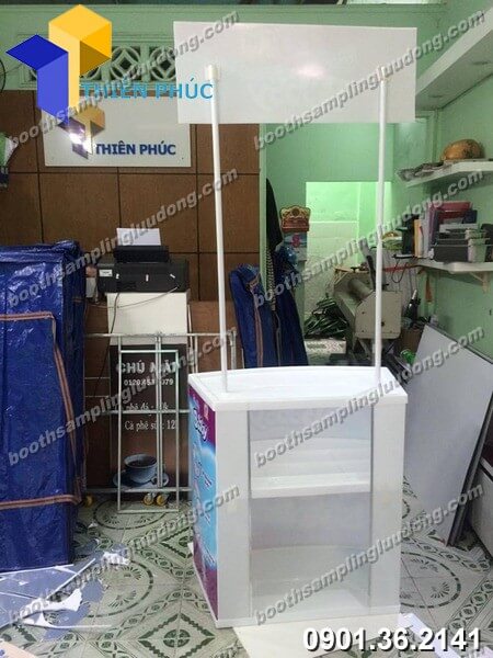 nhan lam booth nhua gia re.jpg