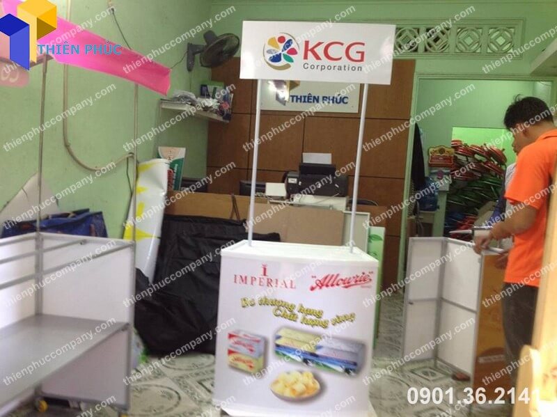 xuong lam booth nhua gia re.jpg