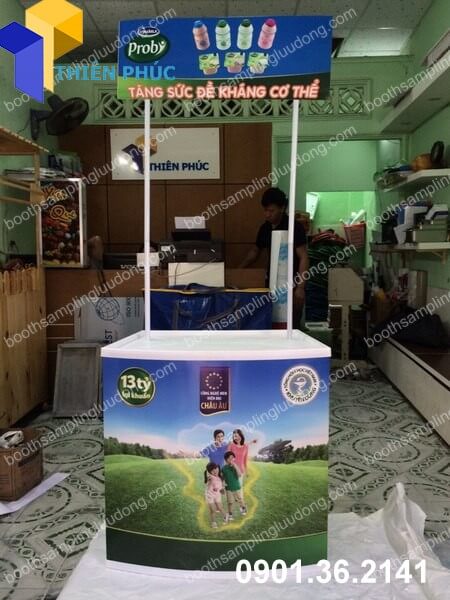 quay booth sampling nhua gia re.jpg