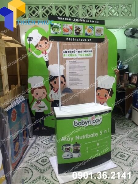 lam booth nhua gia re.jpg