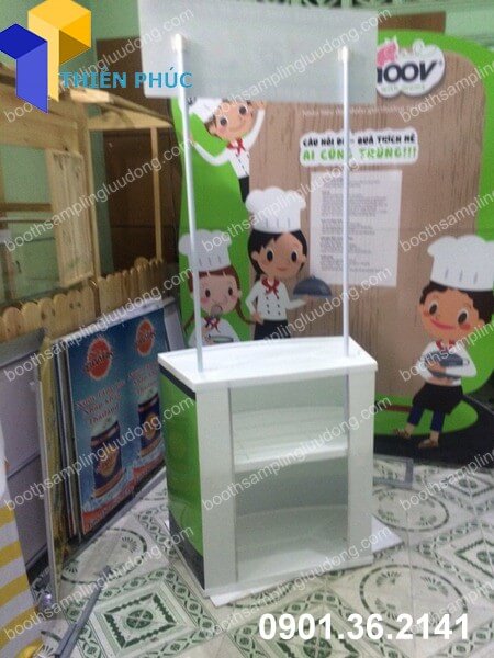 mat sau booth nhua.jpg