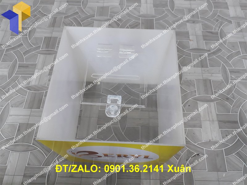 thung mica rut tham trung thuong