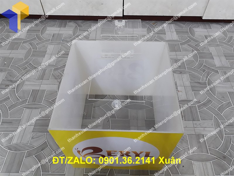 thung mica trong in logo