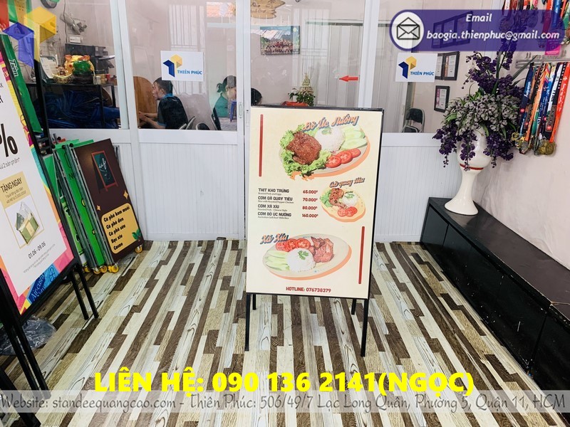 standee a chân đế sắt