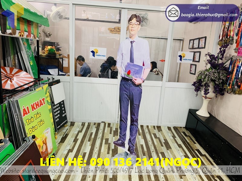 standee mô hình người sinh viên