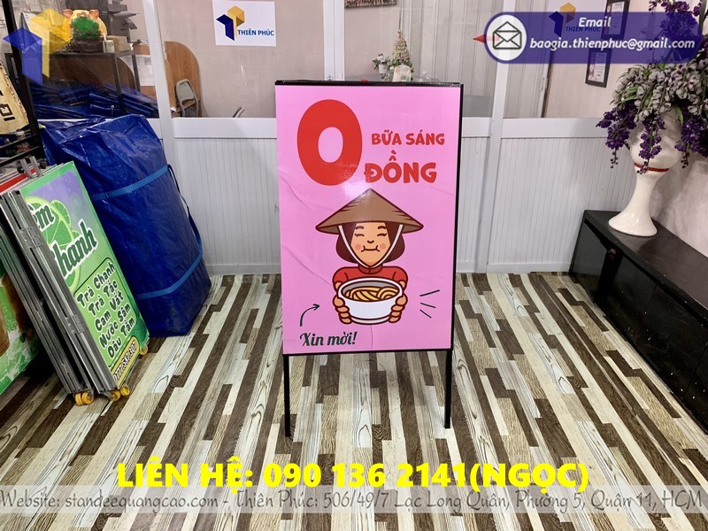 sstandee a chân sắt xếp gọn